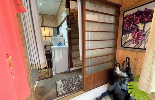 Toyonaka Haus | AnNam Stay NEW HOTARUGAIKE: 15 minute walk to Osaka Airport (Itami Airport)! 15 minutes to Umeda by train! Two-story, one-group townhouse.