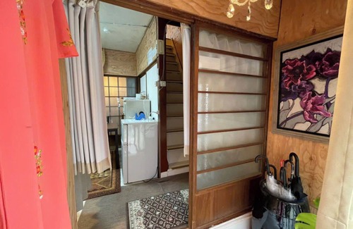 Toyonaka Haus | AnNam Stay NEW HOTARUGAIKE: 15 minute walk to Osaka Airport (Itami Airport)! 15 minutes to Umeda by train! Two-story, one-group townhouse.