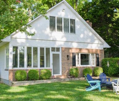 Annapolis Villa | Annapolis Charm Waterfront Getaway Near USNA - FISH & CRAB from your PRIVATE PIER!