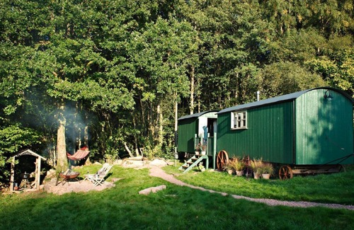 Tintern Kabine | Anne's Hütte bietet einen romantischen Rückzugsort für zwei Personen in zwei miteinander verbundenen Hirtenhütten mit Terrassenbereich