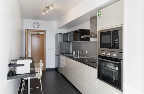 Canico Wohnung | Caniço VI, geräumige Wohnung mit Pool und Meerblick
