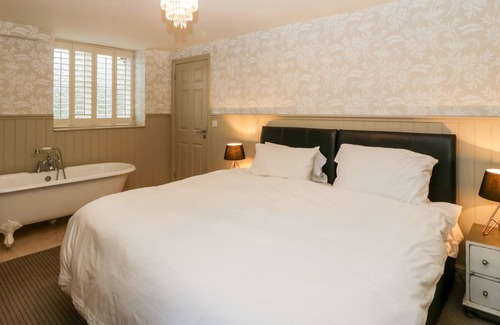 Saint Owens Cross Wohnung | APARTMENT 1 - PENGETHLEY MANOR, pet friendly, with pool in Peterstow