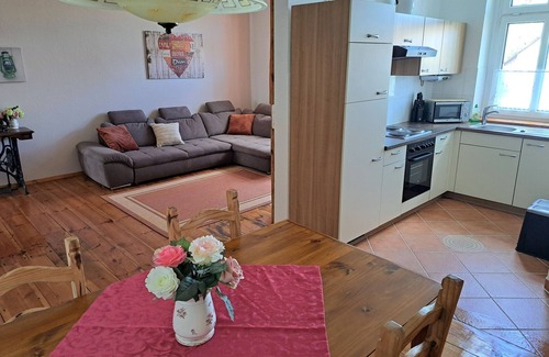 Schonberg Wohnung | Ferienwohnung '2' mit gemeinsamer Terrasse und WLAN