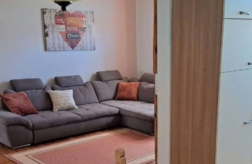 Schonberg Wohnung | Ferienwohnung '2' mit gemeinsamer Terrasse und WLAN