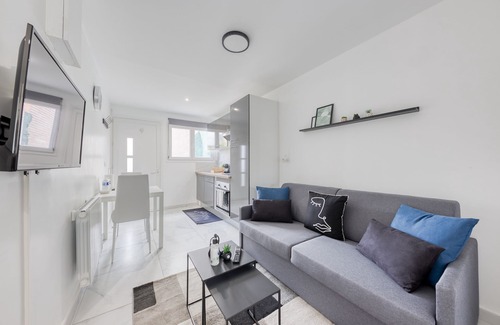 La Courneuve Wohnung | Apartment 4 pers - Metro + station / Private parking lot / Wifi - Aeroport CDG -