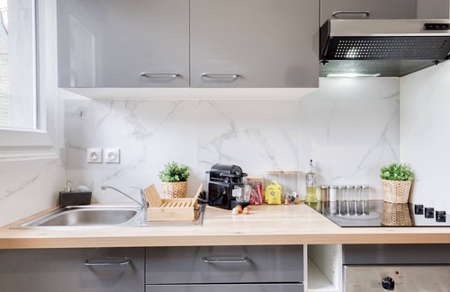 La Courneuve Wohnung | Apartment 4 pers - Metro + station / Private parking lot / Wifi - Aeroport CDG -