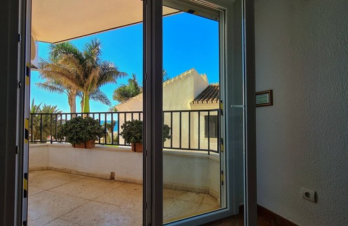 Caleta de Velez Wohnung | Ferienwohnung 'Beach Panorama Caleta' Wasserfront und Klimaanlage