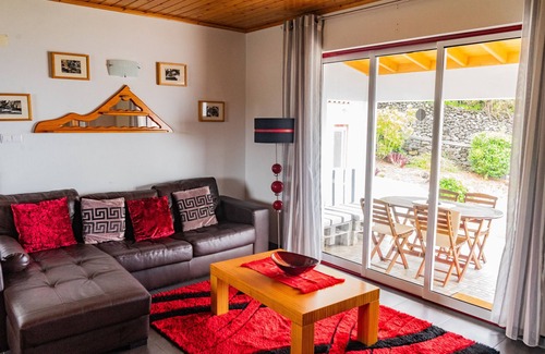 Calheta de Nesquim Wohnung | Apartment 'Casa Da Vigia T2' with Sea View, Private Garden and Wi-Fi