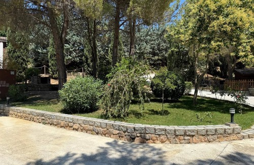 Huetor Santillan Wohnung | Ferienwohnung 'Carrasco' mit Bergblick, Gemeinschaftspool und Wi-Fi