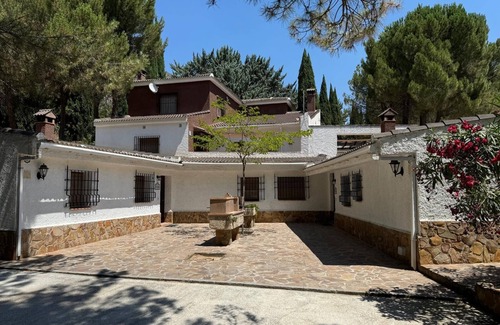 Huetor Santillan Wohnung | Ferienwohnung 'Casa Rural' mit Bergblick, Gemeinschaftspool und Wi-Fi