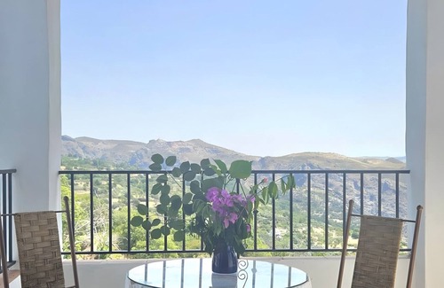 Pitres Wohnung | Apartment 'Chaparra Pitres Apart Atalbéitar' with Mountain Views, Shared Pool and Wi-Fi