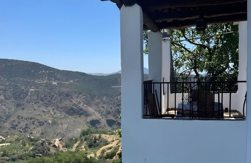 Pitres Wohnung | Apartment 'Chaparra Pitres Apart Atalbéitar' with Mountain Views, Shared Pool and Wi-Fi