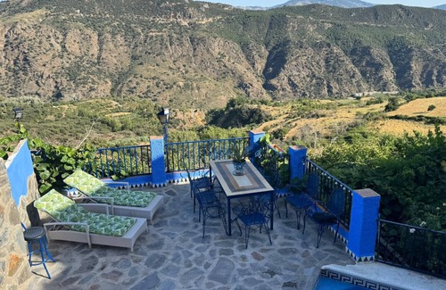 Pitres Wohnung | Apartment 'Chaparra Pitres Apart Atalbéitar' with Mountain Views, Shared Pool and Wi-Fi