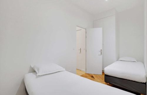 Centre Wohnung | Apartment for 4 person in Nanterre