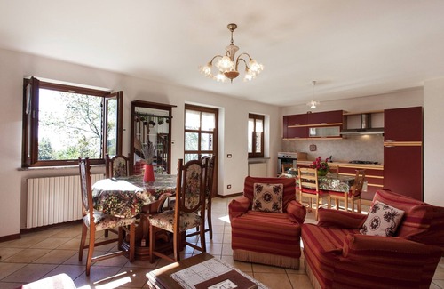 Netro Wohnung | Apartment in Netro with Balcony and Views