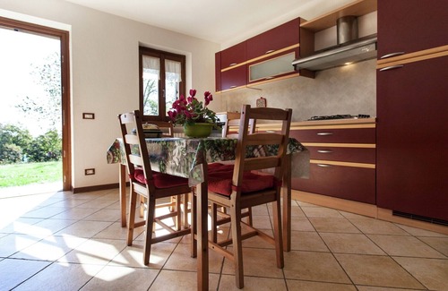 Netro Wohnung | Apartment in Netro with Balcony and Views
