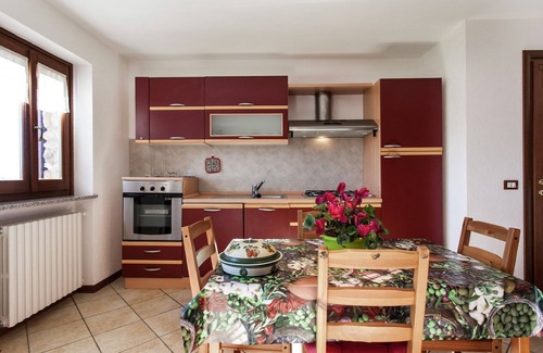 Netro Wohnung | Apartment in Netro with Balcony and Views