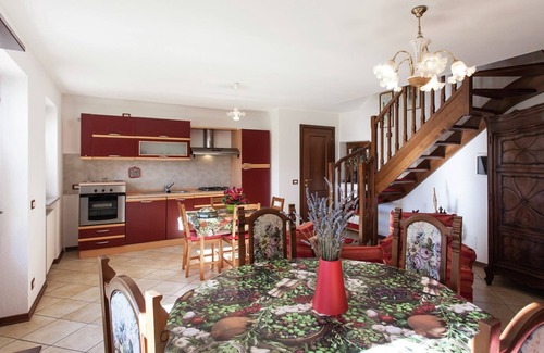 Netro Wohnung | Apartment in Netro with Balcony and Views