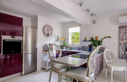 Peymeinade Wohnung | Ferienwohnung 'Le Mas Des Pins' mit Bergblick, WLAN und Klimaanlage