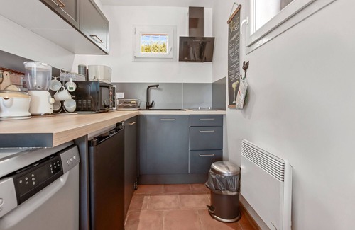 Cotignac Wohnung | Apartment 'Les Tarentes' with Mountain View, Shared Pool and Wi-Fi