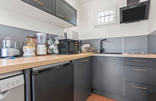 Cotignac Wohnung | Apartment 'Les Tarentes' with Mountain View, Shared Pool and Wi-Fi