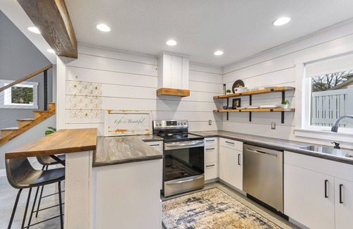 Sugarcreek Wohnung | Modern Farmhouse Apartment in Sugarcreek!