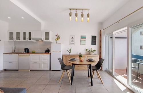Oura Wohnung | Ferienwohnung 'Oura Beach' mit Gemeinschaftsgarten, Wi-Fi und Klimaanlage