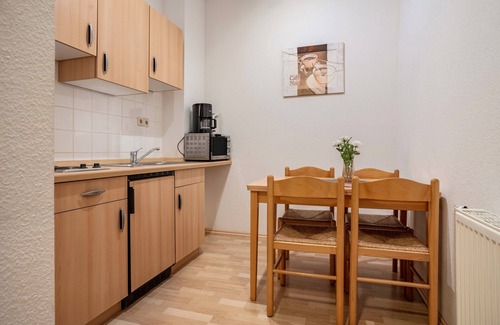 Muritz Wohnung | Ferienwohnung 'Rosenduft' mit Gemeinschaftsgarten, Balkon und Wi-Fi