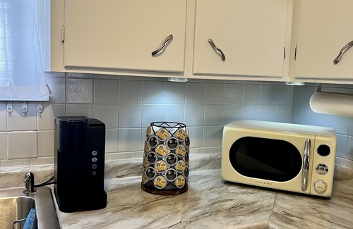 West Akron Wohnung | Apartment with a boho, relaxed and soulful vibe in the heart of Highland Square.