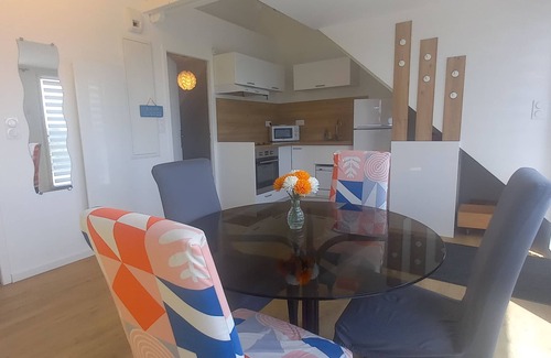 Kerroch Wohnung | Apartment with small terrace and sea view