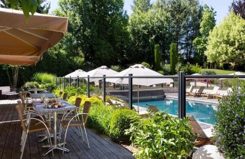 Ferney-Voltaire Wohnung | Apartment with view of swimming pool