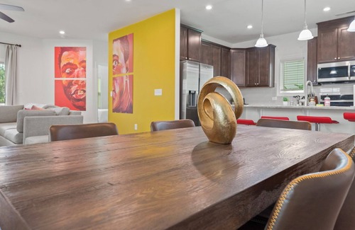 Apex Haus | Apex Luxury 4BR Near Lake - Movie Room & Sleeps 14