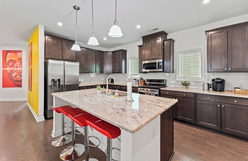 Apex Haus | Apex Luxury 4BR Near Lake - Movie Room & Sleeps 14