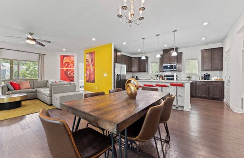 Apex Haus | Apex Luxury 4BR Near Lake - Movie Room & Sleeps 14