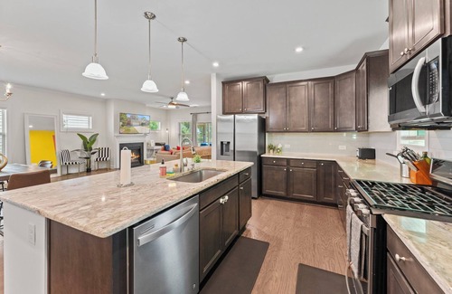 Apex Haus | Apex Luxury 4BR Near Lake - Movie Room & Sleeps 14