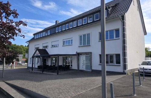 Wildflecken Haus | Apollo Ferienwohnung - Zentralgelegene moderne Wohnung für Reisende & Familien..