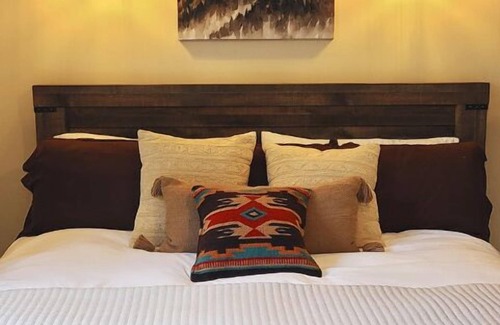 Berkeley Springs Bed & Breakfast | Appalachian Suite In Town!- Inside Grand Castalian Inn Bed and Breakfast
