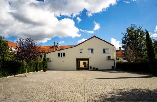 Le Pin Wohnung | Appartement 1-2 pers - Aéroport CDG, Parc Expo, Villepinte - A L'Ombre du Pin "9"