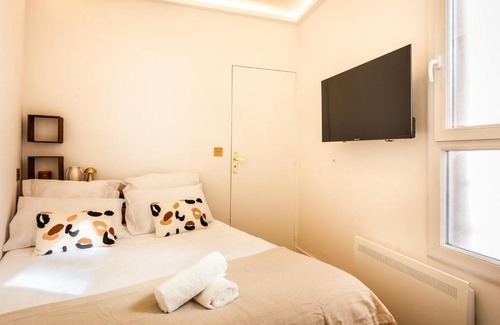 Pere Lachaise Wohnung | Appartement Raffiné avec Jacuzzi et AC - 6P