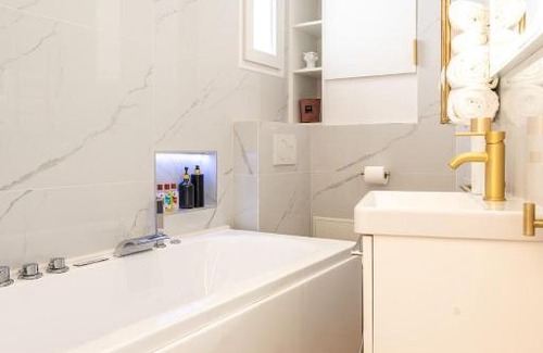 Pere Lachaise Wohnung | Appartement Raffiné avec Jacuzzi et AC - 6P