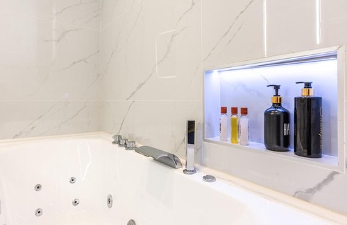 Pere Lachaise Wohnung | Appartement Raffiné avec Jacuzzi et AC - 6P