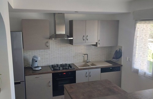 Montreal-la-Cluse Wohnung | Appartement T3 Dans une Maison Individuelle