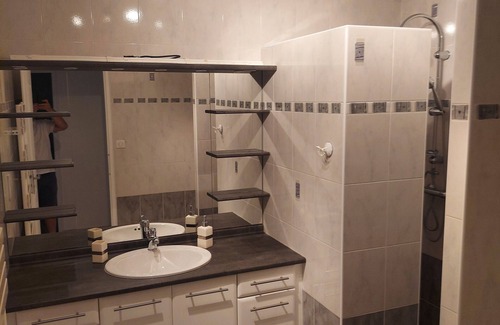 Montreal-la-Cluse Wohnung | Appartement T3 Dans une Maison Individuelle