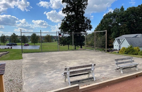 Apple Valley Eigentumswohnung | Apple Valley Lake, Pools and Beaches! Guest passes available for a fee.