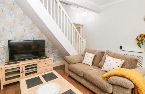 Ault Hucknall Haus | Appletree Cottage