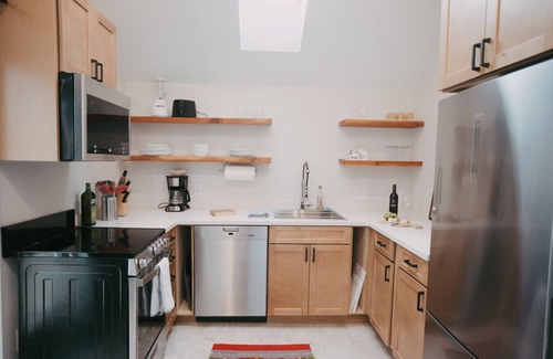 University District Wohnung | Apt. #6 · Goldsmith's River Front Inn - Rock Creek Apartment