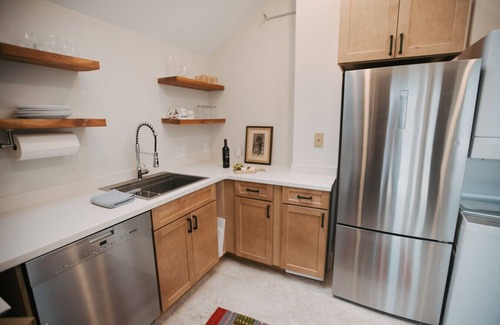 University District Wohnung | Apt. #6 · Goldsmith's River Front Inn - Rock Creek Apartment