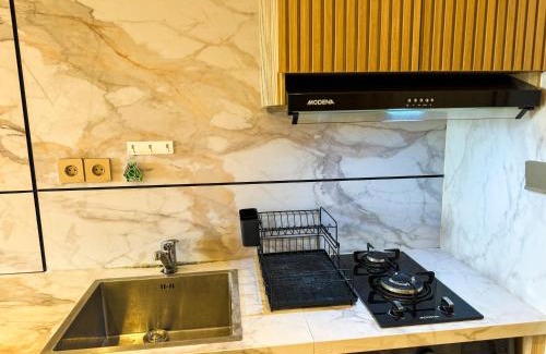 Pondok Aren Wohnung | Apt Embarcadero 2BR with Netflix & Pool by Damaresa