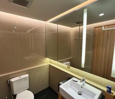 Pondok Aren Wohnung | Apt Embarcadero 2BR with Netflix & Pool by Damaresa