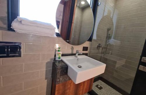 Lajpat Nagar Wohnung | Apt# ONE-FOUR-TWO - with Lift - High Speed Wifi - Smart TV